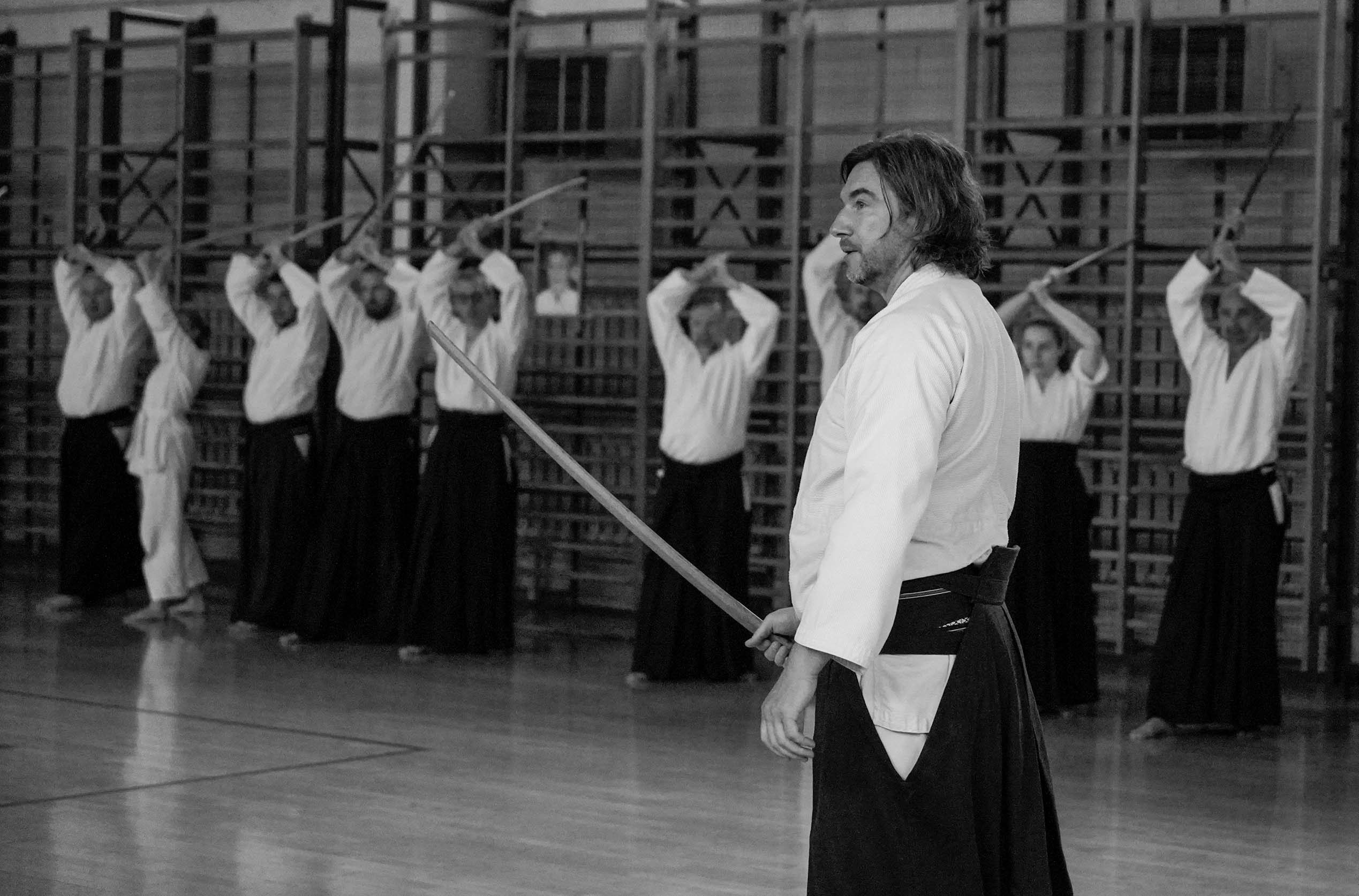 staż aikido w Krakowie, aikidocy ćwiczący z bokenem