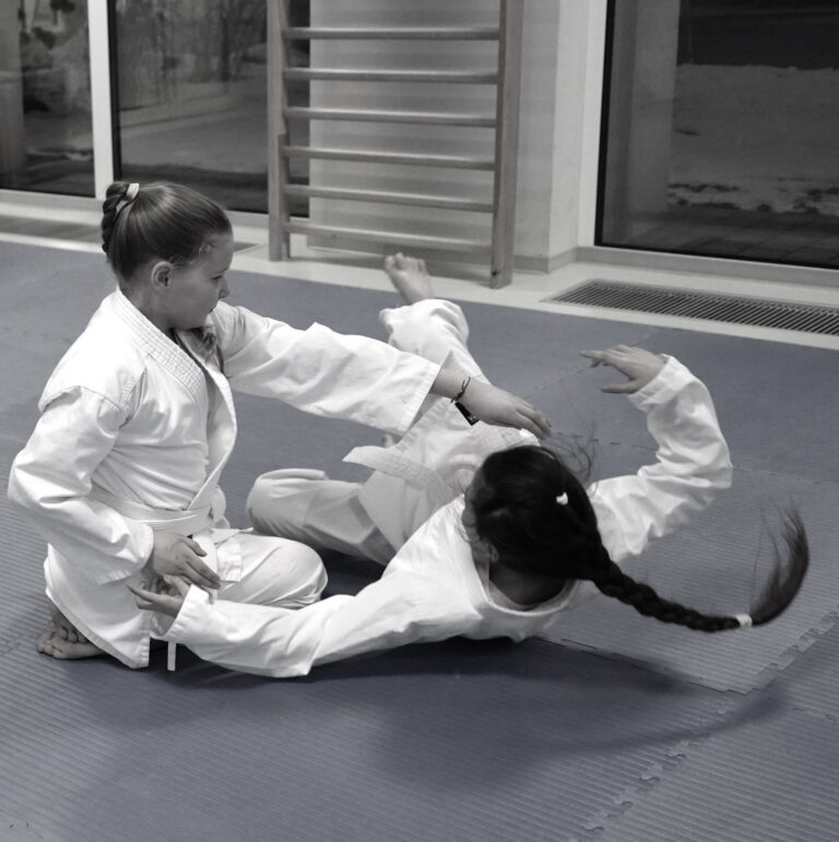 dzieci ćwiczą Aikido